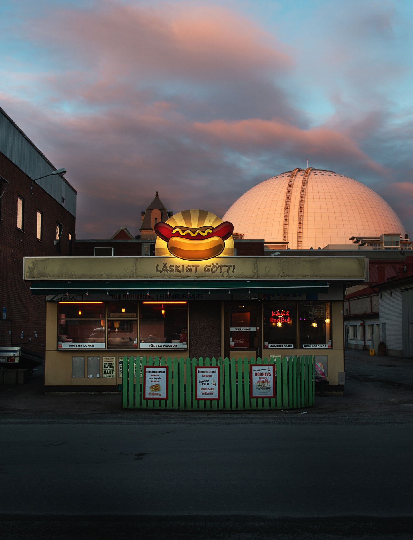 Slakthusgrillen framför Globen i Slakthusområdet, Stockholm, Sweden. © Alison De Mars, fotograf. Fine art print, arkitektur.